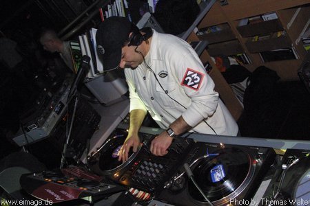 Felix Krcher und DJ Weichei im LeColyse in Frankreich am 23.02.2002 - img_6585.jpg - eimage.de - Event Fotos 