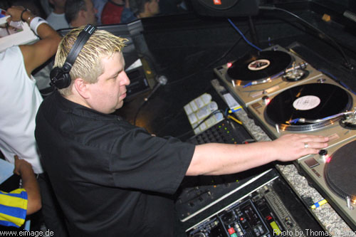 Klubbingman und DJ Shah im Zak in Uelsen am 30.06.2002 - img_6581.jpg - eimage.de - Event Fotos 