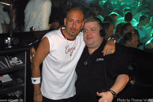 Klubbingman und DJ Shah im Zak in Uelsen am 30.06.2002 - img_6584.jpg - eimage.de - Event Fotos 