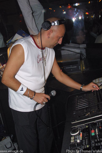 Klubbingman und DJ Shah im Zak in Uelsen am 30.06.2002 - img_6623.jpg - eimage.de - Event Fotos 