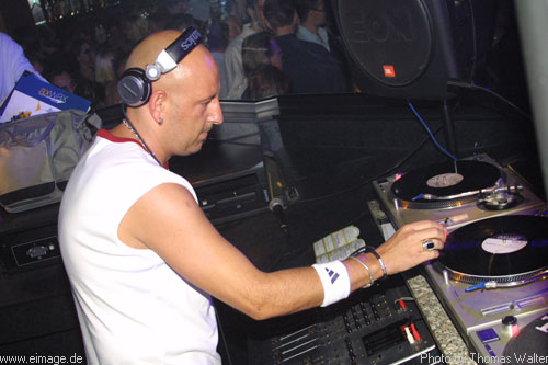 Klubbingman und DJ Shah im Zak in Uelsen am 30.06.2002 - img_6640.jpg - eimage.de - Event Fotos 