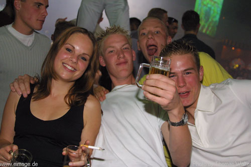 Klubbingman und DJ Shah im Zak in Uelsen am 30.06.2002 - img_6720.jpg - eimage.de - Event Fotos 