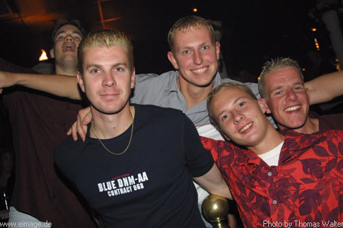 Klubbingman und DJ Shah im Zak in Uelsen am 30.06.2002 - img_6873.jpg - eimage.de - Event Fotos 