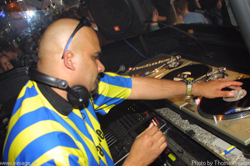 Klubbingman und DJ Shah im Zak in Uelsen am 30.06.2002 - img_6979.jpg - eimage.de - Event Fotos 