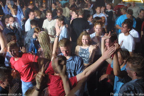Klubbingman und DJ Shah im Zak in Uelsen am 30.06.2002 - img_7010.jpg - eimage.de - Event Fotos 