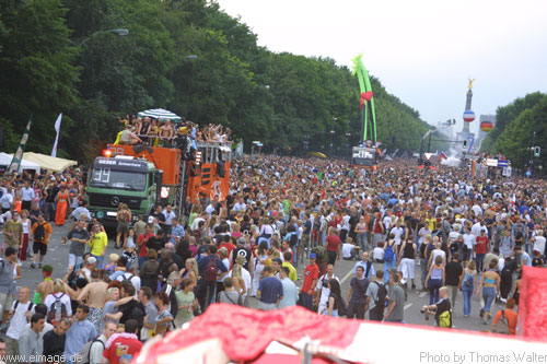 Loveparade in Berlin am 13.07.2002 - img_7925.jpg - eimage.de - Event Fotos 