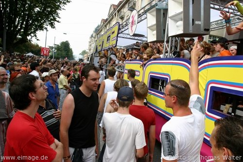 Street Parade 2003 in Zrich am 09.08.2003 - img_0849.jpg - eimage.de - Event Fotos 