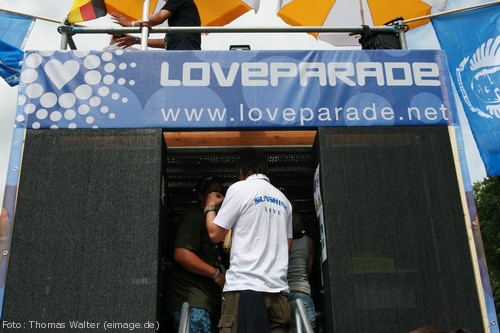 Loveparade 2006 Love is Back in Berlin Part 1 am 15.07.2006 - img_3503.jpg - eimage.de - Event Fotos 