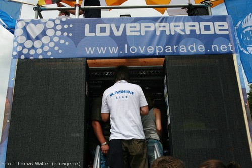Loveparade 2006 Love is Back in Berlin Part 1 am 15.07.2006 - img_3504.jpg - eimage.de - Event Fotos 