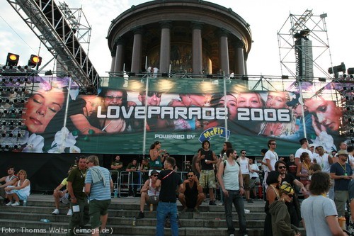 Loveparade 2006 Love is Back in Berlin Part 2 am 15.07.2006 - img_4182.jpg - eimage.de - Event Fotos 